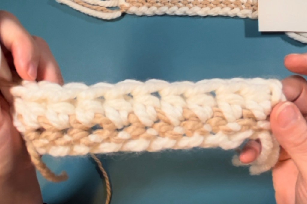 Crochet tutorial: How to half double crochet (hdc) and color change