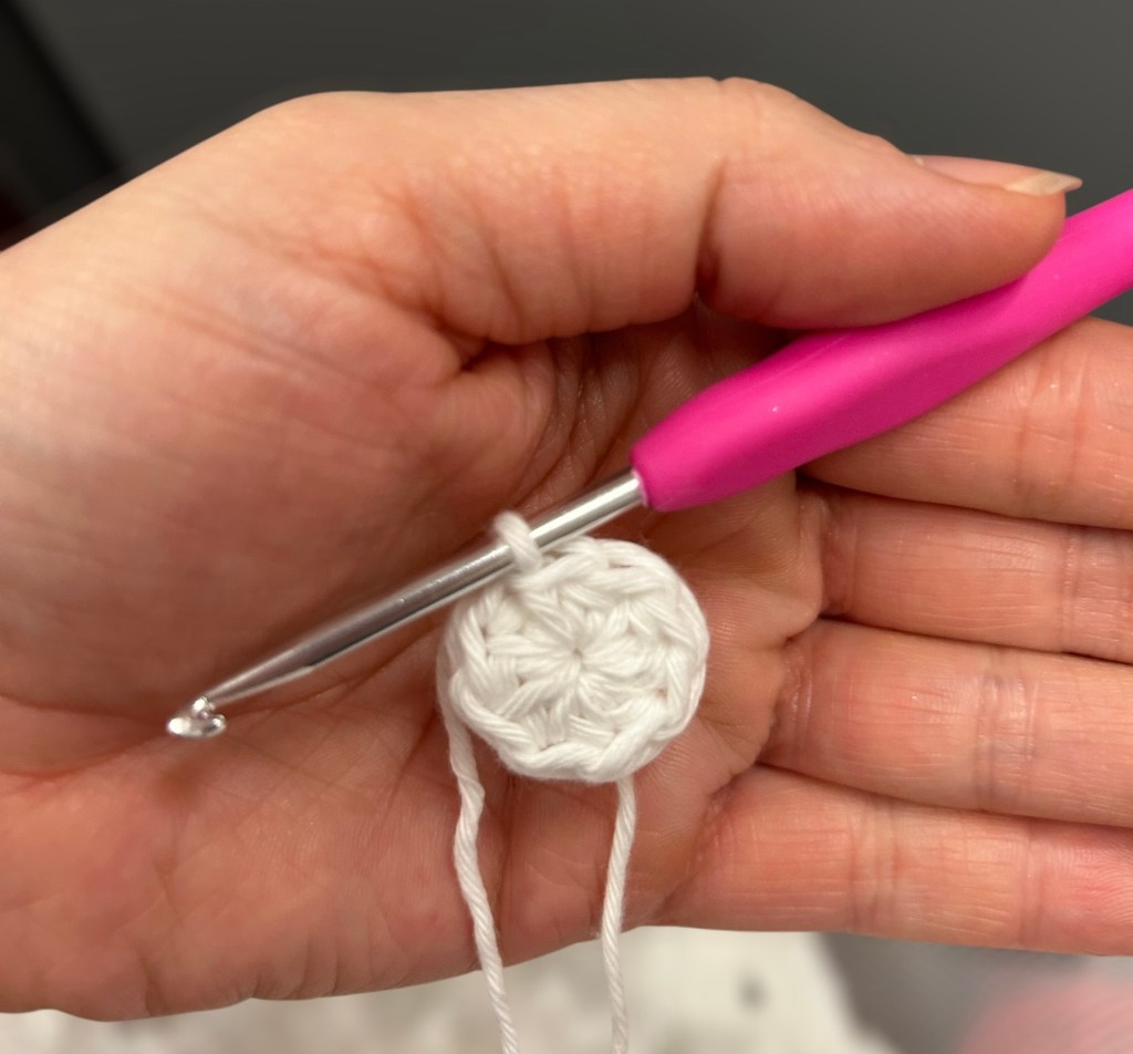 Crochet tutorial: How to work in the round. Part 1: getting started (magic ring, chain 2 start, and chain 4 start)
